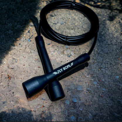 Springseil Shadow Strike von Fly Rope – speed rope verstellbar, schwarzes 5 mm Seil mit robusten Griffen, Fitness, Jumping Rope, Training, Boxen, Crossfit, Ausdauer, Koordination, Fettverbrennung, Einsteiger & Fortgeschrittene