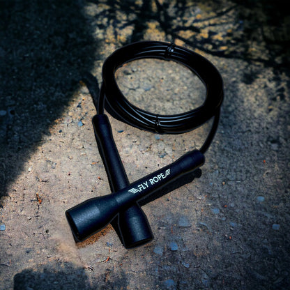 SHADOW STRIKE - Springseil von FLY ROPE in schwarz mit schwarzen Griffen jump rope speed rope
